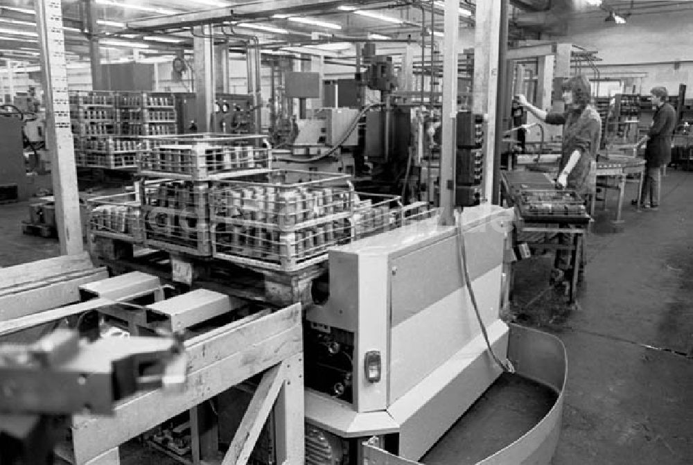 DDR-Bildarchiv: Parchim - 19.11.1986 Hydraulikwerk in Parchim.Mitarbeiter des Werkes in Um