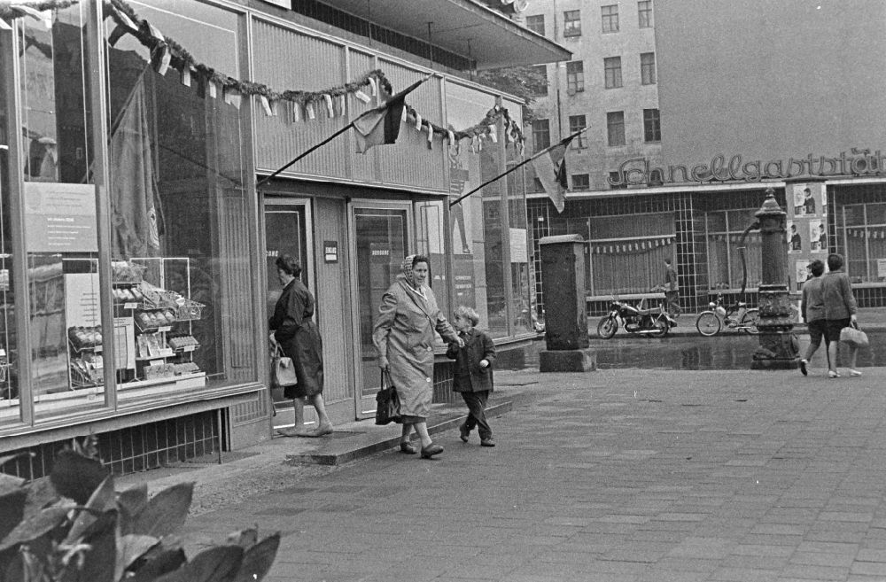 DDR-Fotoarchiv: Berlin - Imbiss - Verkaufsstelle für Lebensmittel im Ortsteil Prenzlauer Berg in Berlin in der DDR