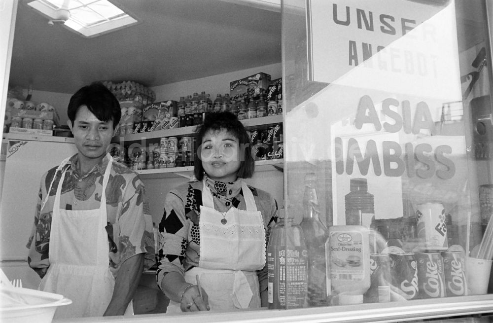 Berlin: Imbiss - Verkaufsstelle vietnamesischer Gastarbeiter in Berlin in der DDR