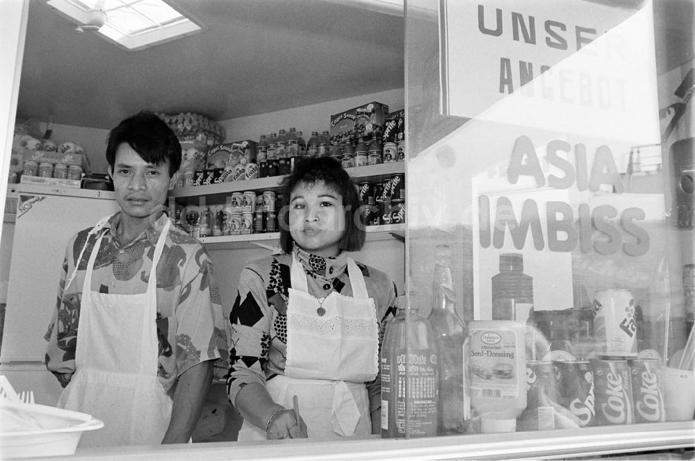 Berlin: Imbiss - Verkaufsstelle vietnamesischer Gastarbeiter in Berlin auf dem Gebiet der ehemaligen DDR, Deutsche Demokratische Republik