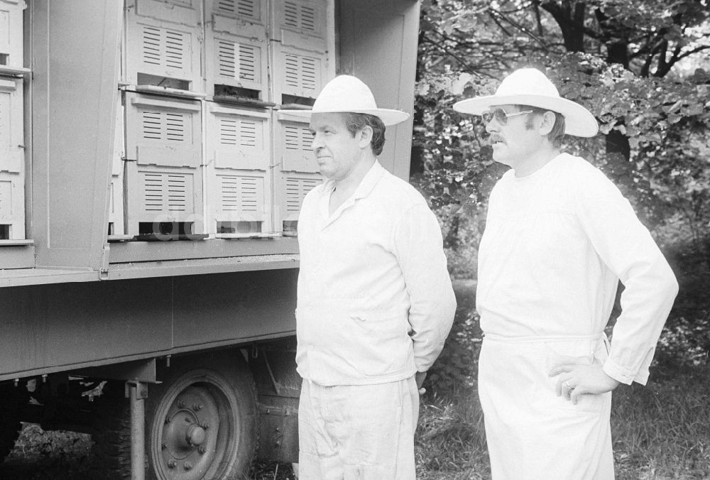 DDR-Fotoarchiv: Berlin - Imker vor einem Bienenstockwagen in Berlin, der ehemaligen Hauptstadt der DDR, Deutsche Demokratische Republik
