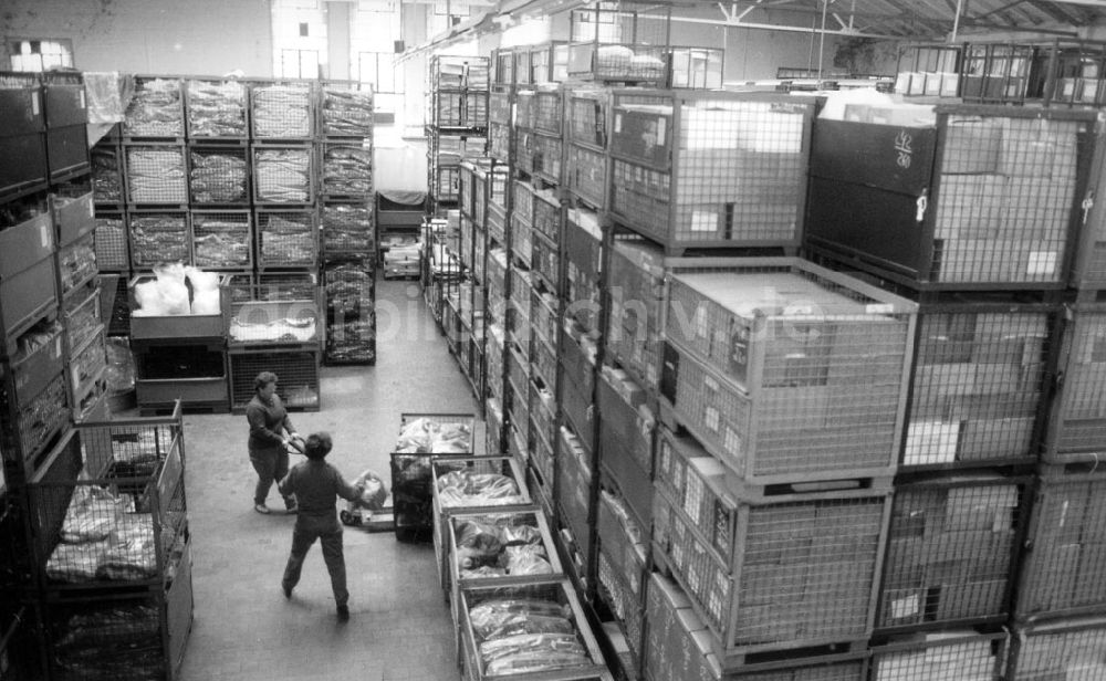 DDR-Fotoarchiv: Tangermünde - In der ehemaligen Lagerhalle der Tangermünder Zuckerfabrik (Sachsen-Anhalt) lagern jetzt die Effekten aller DDR-Teilstreitkäfte 19