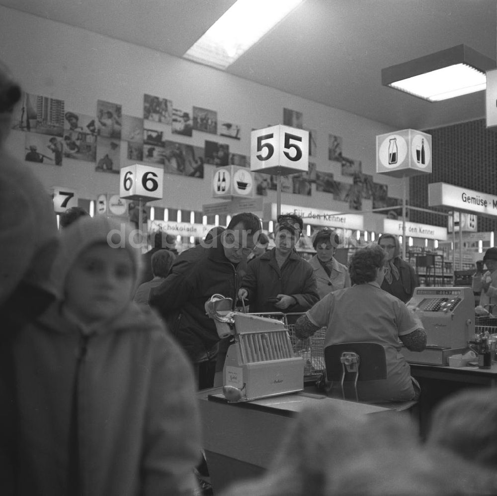 DDR-Fotoarchiv: Rostock - In einer HO Kaufhalle in Rostock