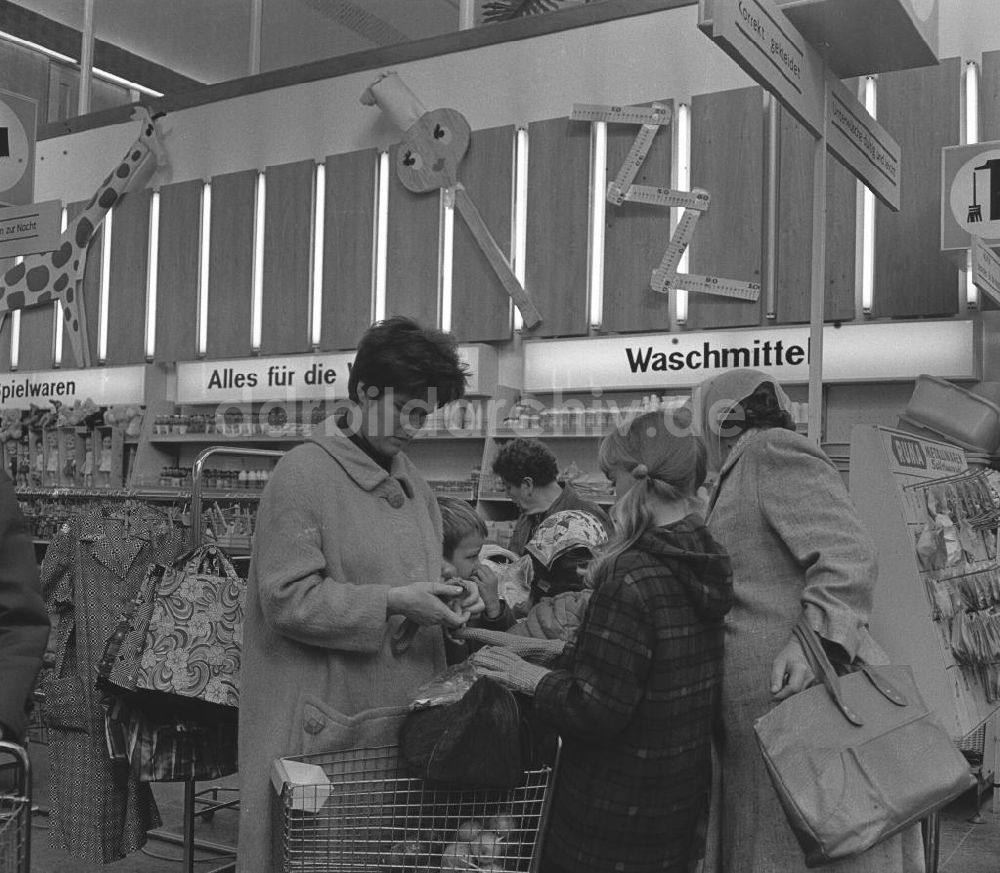 DDR-Bildarchiv: Rostock - In einer HO Kaufhalle in Rostock