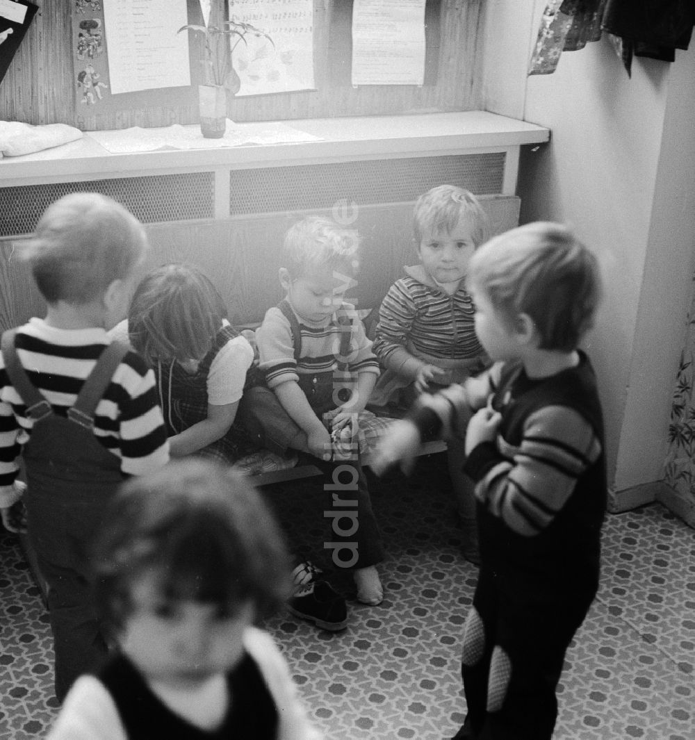DDR-Bildarchiv: Berlin - In einer Kinderkrippe in Berlin, der ehemaligen Hauptstadt der DDR, Deutsche Demokratische Republik