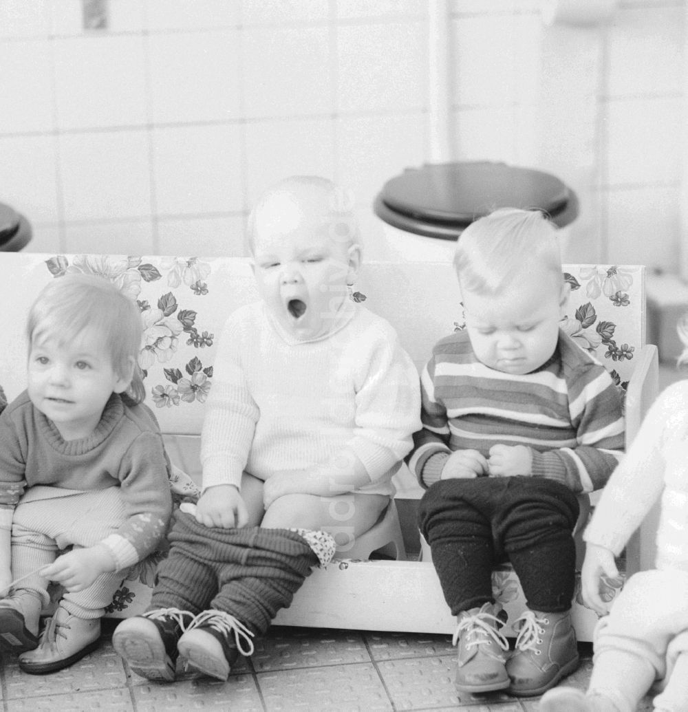 DDR-Bildarchiv: Berlin - In einer Kinderkrippe in Berlin, der ehemaligen Hauptstadt der DDR, Deutsche Demokratische Republik