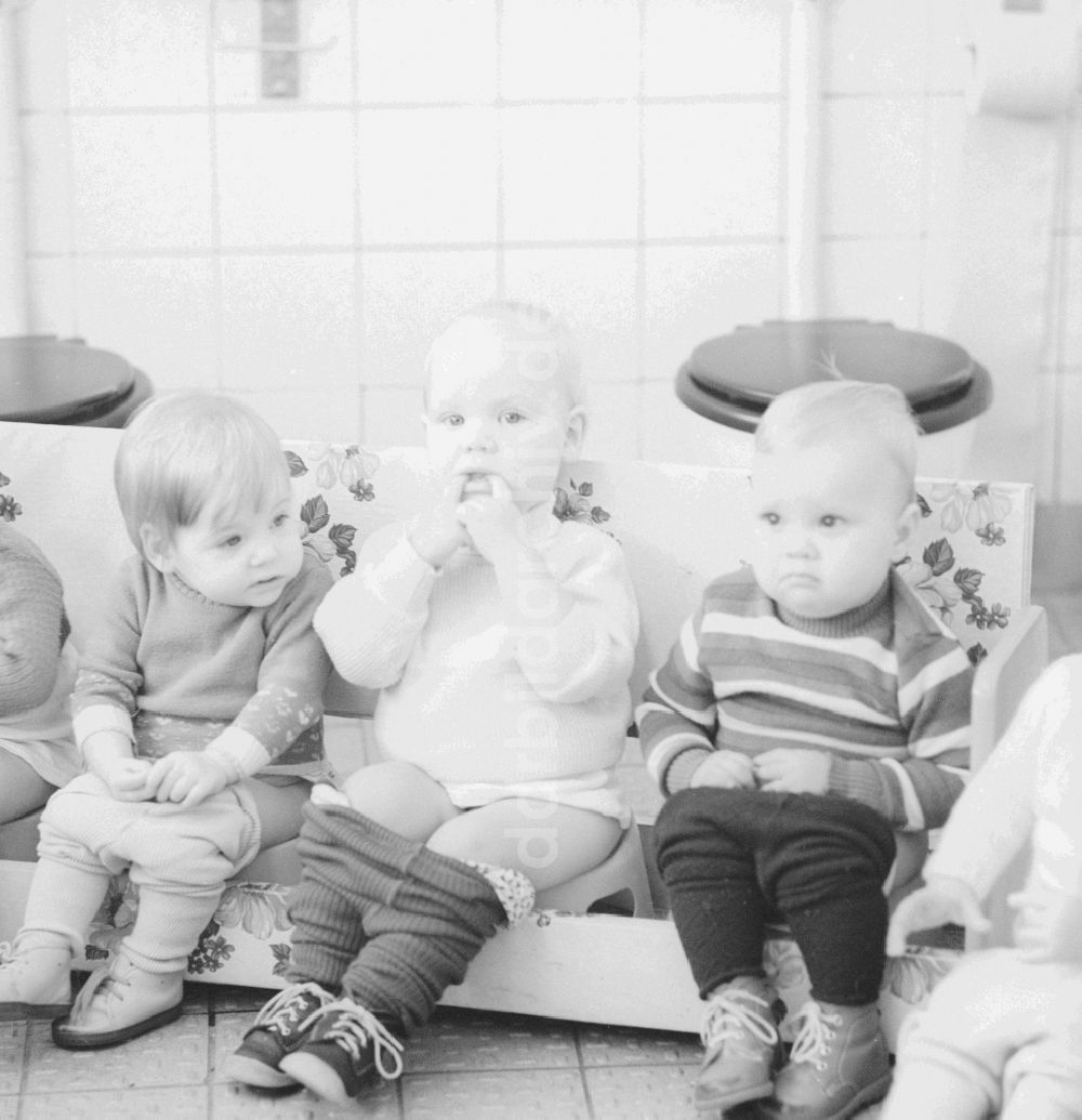 DDR-Fotoarchiv: Berlin - In einer Kinderkrippe in Berlin, der ehemaligen Hauptstadt der DDR, Deutsche Demokratische Republik