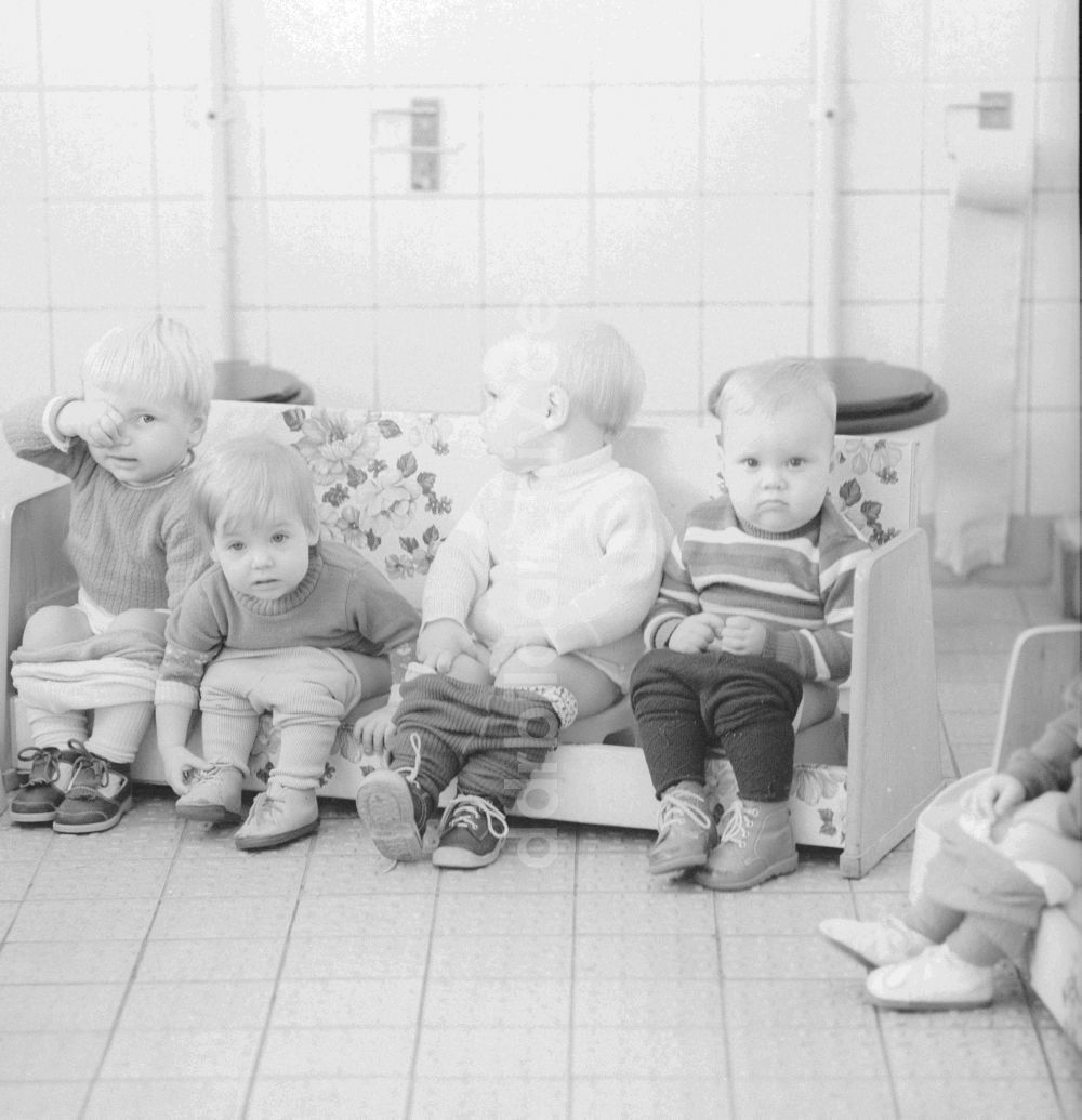 DDR-Fotoarchiv: Berlin - In einer Kinderkrippe in Berlin, der ehemaligen Hauptstadt der DDR, Deutsche Demokratische Republik