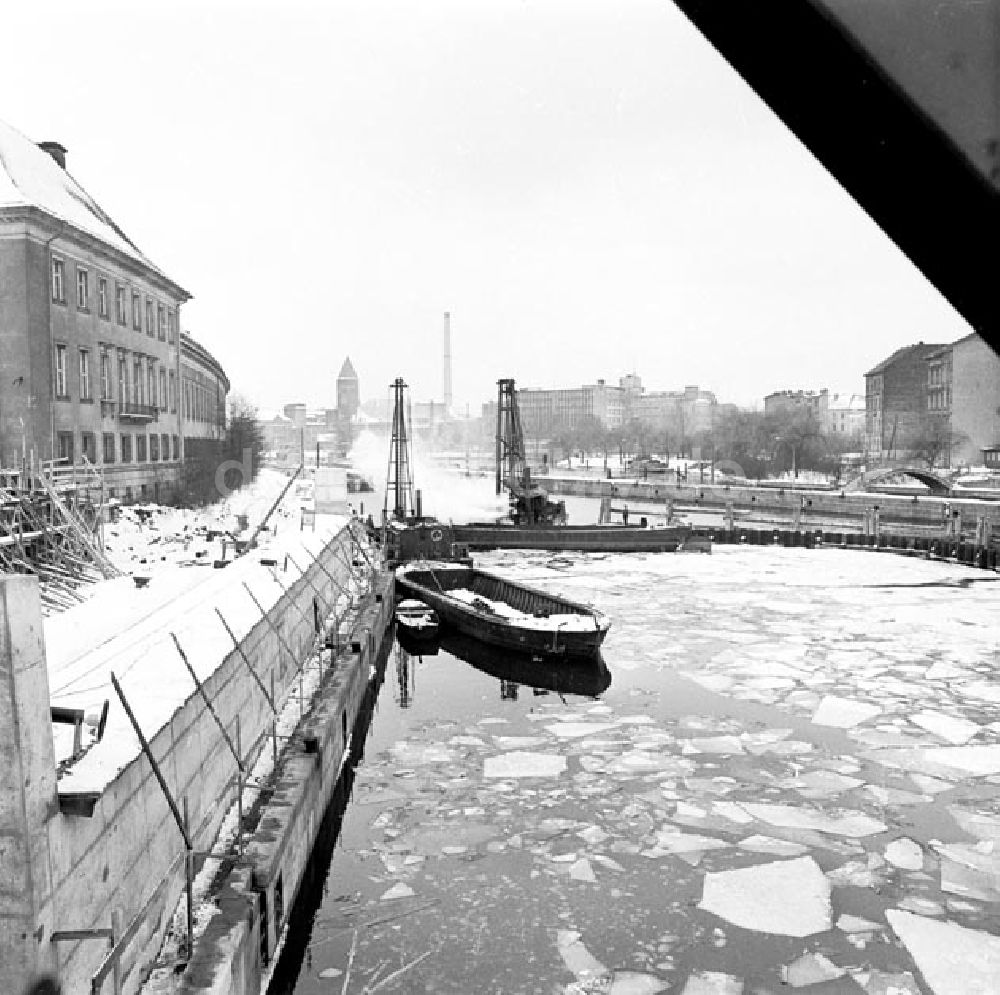 DDR-Bildarchiv: Berlin - In der Spree werden unterhalb der Mühlendammbrücke Spundwände gezogen Foto: Schönfeld