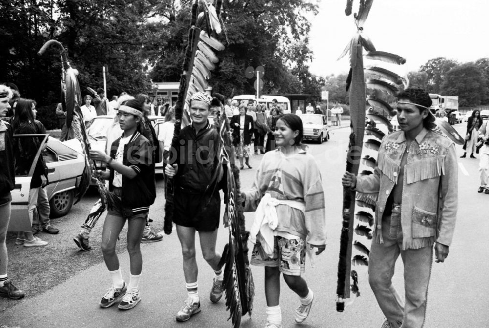 Berlin: Indianer Gedenklauf an der Glienicker Brücke in Berlin-Wannsee