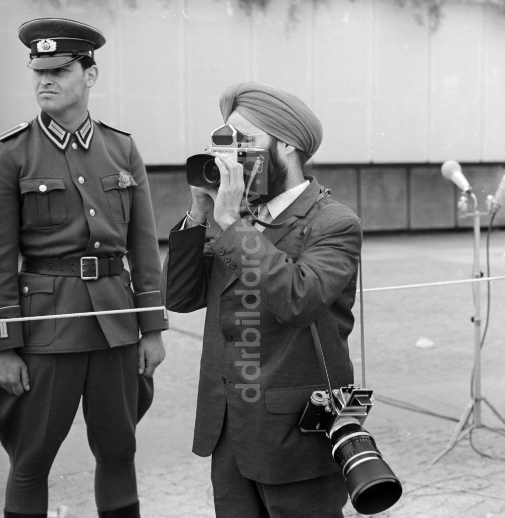 Berlin Mitte: Indischer Pressevertreter - Fotograf an einem Wachposten - Soldat vor der Ehrentribüne am Schloßplatz in Berlin - Mitte