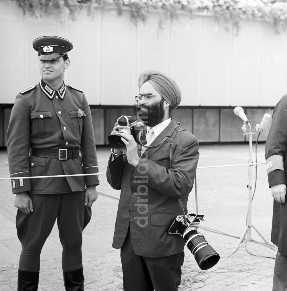 DDR-Fotoarchiv: Berlin Mitte - Indischer Pressevertreter - Fotograf an einem Wachposten - Soldat vor der Ehrentribüne am Schloßplatz in Berlin - Mitte