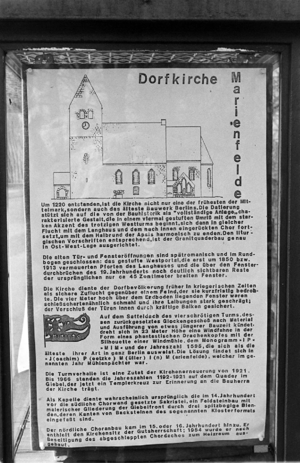 DDR-Fotoarchiv: Berlin - Informationstafel zur Dorfkirche Alt-Marienfelde in Berlin