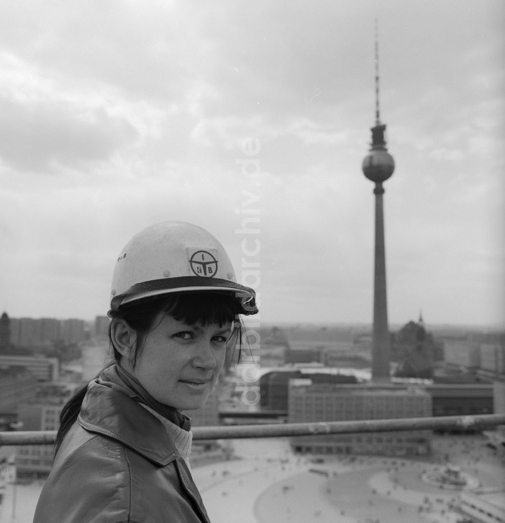 DDR-Fotoarchiv: Berlin - Inge Uhlenhut, Frau des bekannten Fotografen Manfred Uhlenhut auf einer Baustelle des IHB am Alexanderplatz in Berlin - Mitte