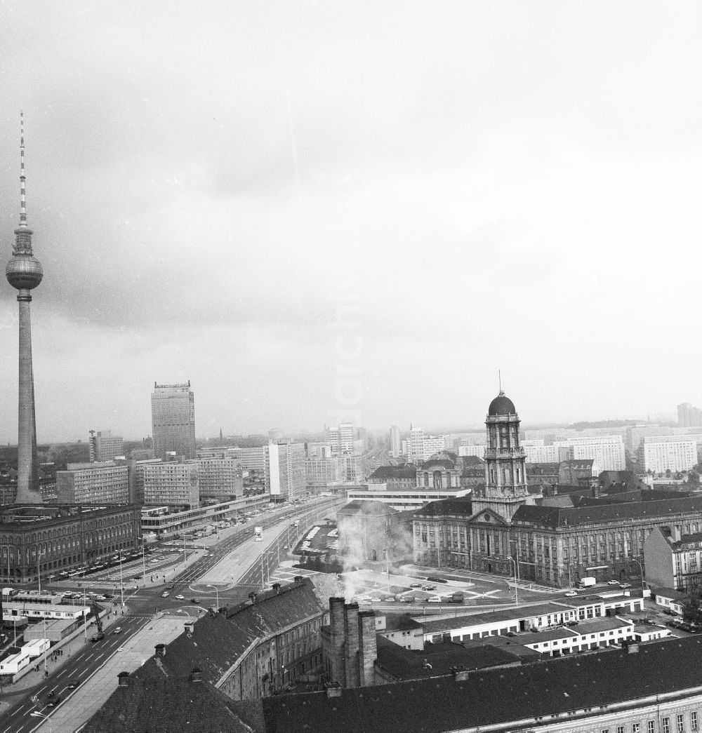 DDR-Bildarchiv: Berlin - Innenstadtzentrum mit dem Fernsehturm und dem Magistrat von Berlin, in Berlin, der ehemaligen Hauptstadt der DDR, Deutsche Demokratische Republik