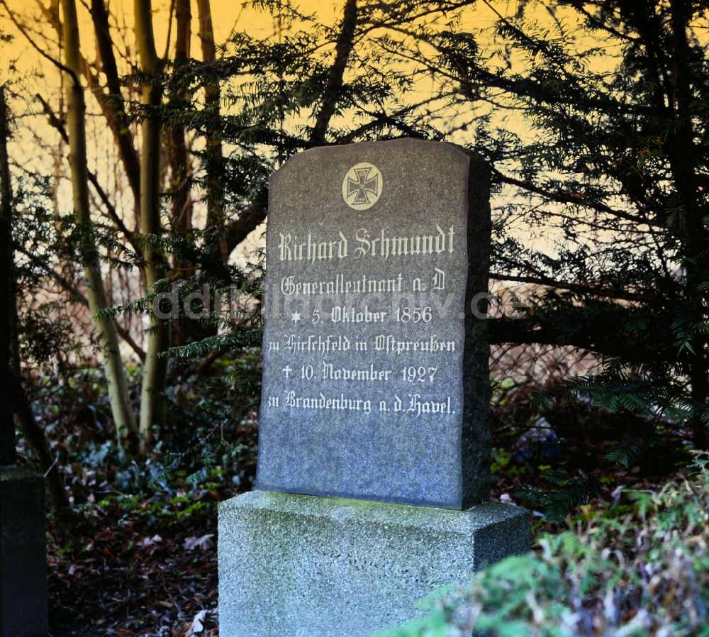 DDR-Fotoarchiv: Potsdam - Inschrift eines militärhistorischen Grabsteins zum Gedenken an Generalleutnant Richard Schmundt im Ortsteil Bornstedt in Potsdam in Brandenburg in der DDR