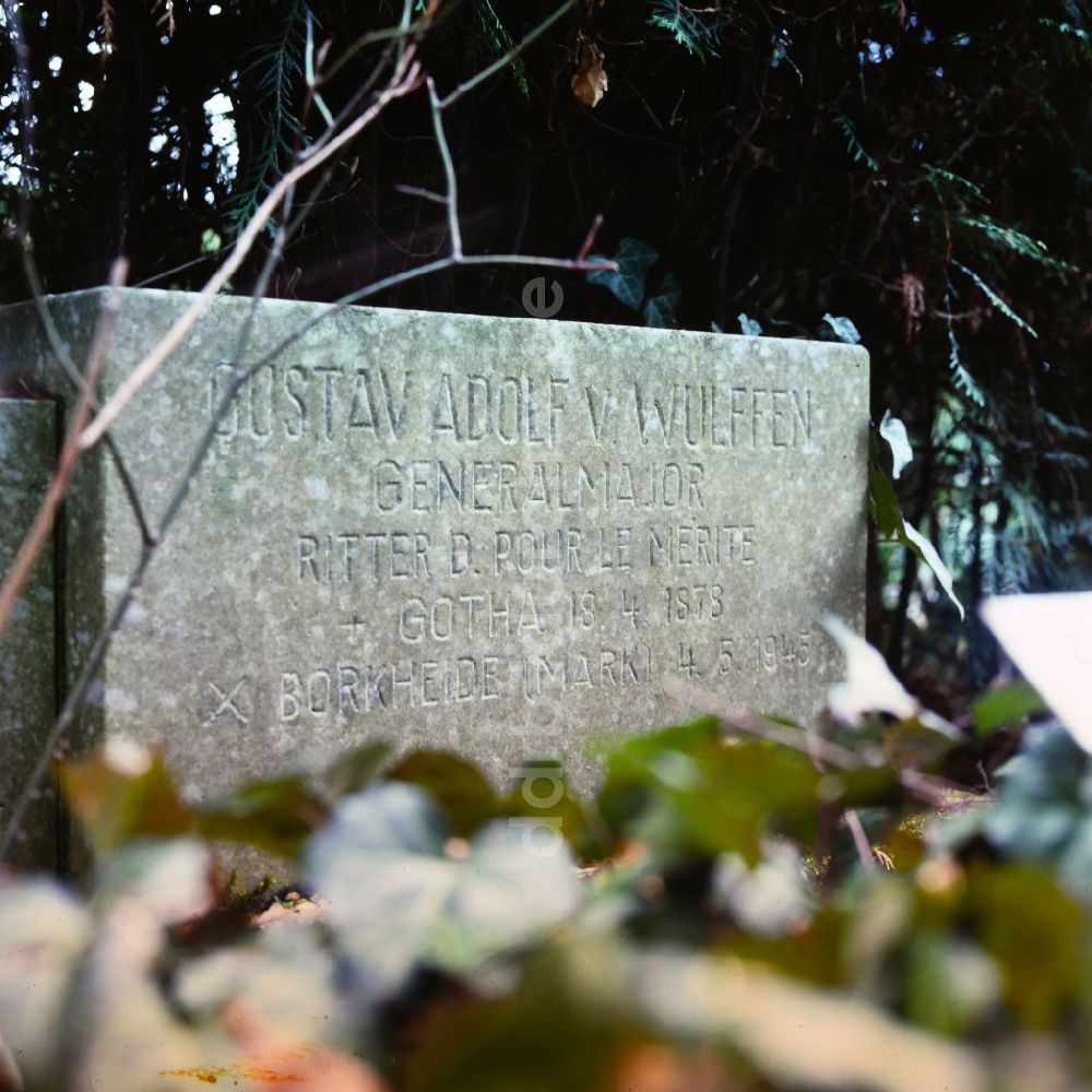 Potsdam: Inschrift eines militärhistorischen Grabsteins zum Gedenken an Generalmajor Gustav Adolf von Wulffen im Ortsteil Bornstedt in Potsdam in Brandenburg in der DDR