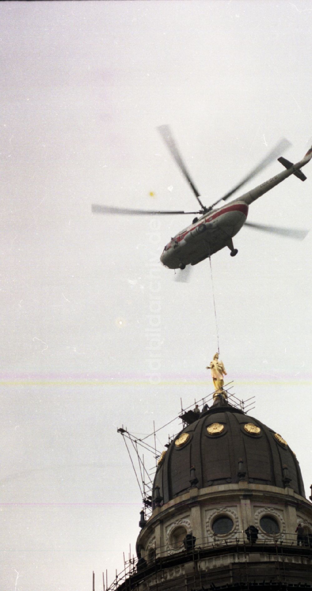 DDR-Bildarchiv: Berlin - INTERFLUG - Helikopter Mi-8 zum Einfliegen der Kuppel- Figur des Deutschen Dom in Berlin in der DDR