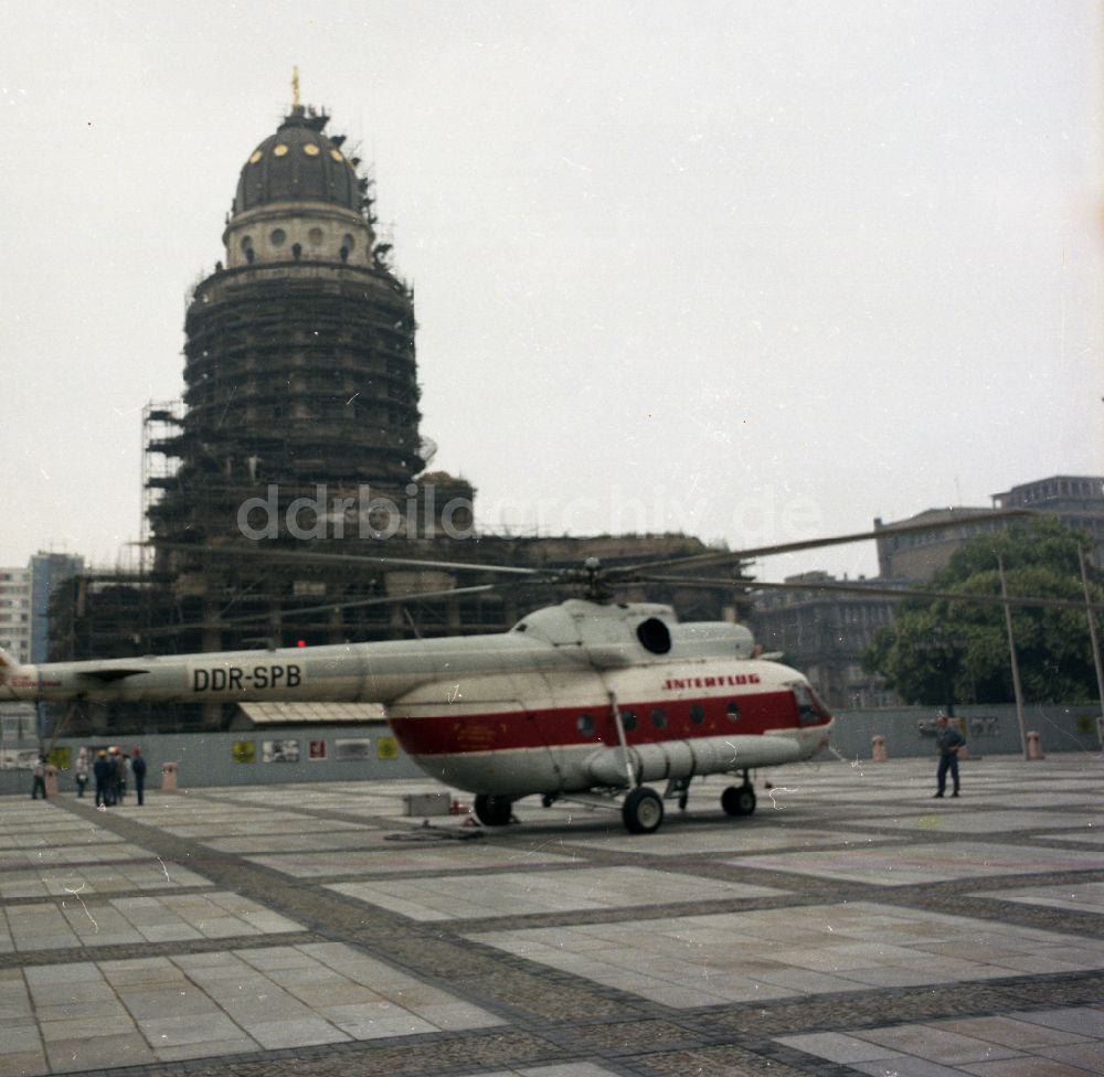 DDR-Fotoarchiv: Berlin - INTERFLUG - Helikopter Mi-8 zum Einfliegen der Kuppel- Figur des Deutschen Dom in Berlin in der DDR
