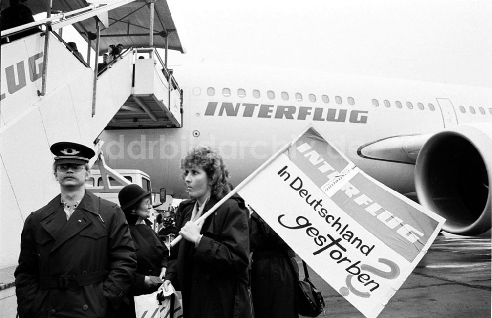 : Interflug Maschine mit Protest nach Bonn Protestplakate vor Abflug in Schönefeld Umschlagnummer: 7241