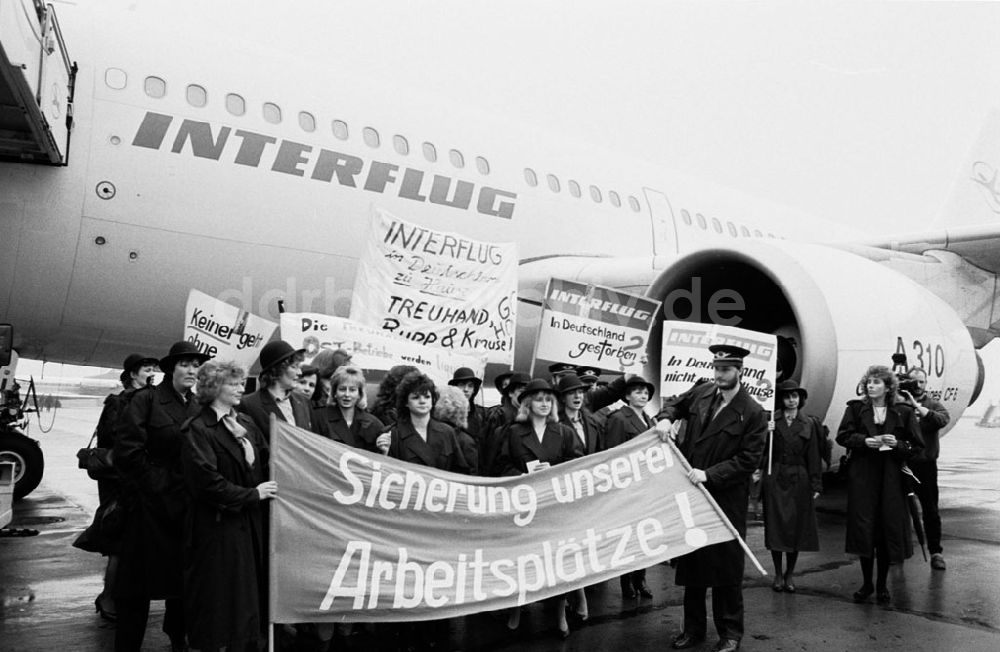 DDR-Bildarchiv: - Interflug Maschine mit Protest nach Bonn Protestplakate vor Abflug in Schönefeld Umschlagnummer: 7241