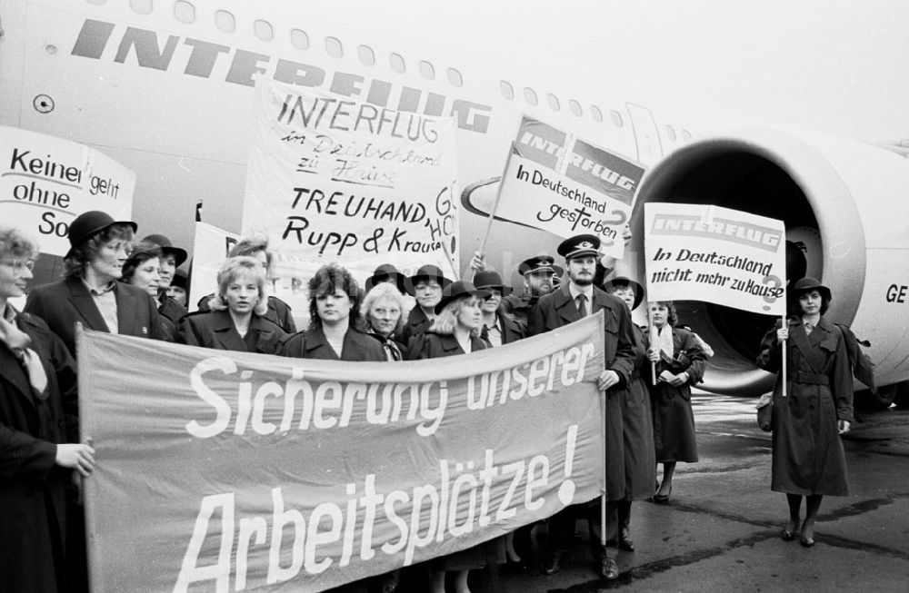 DDR-Fotoarchiv: - Interflug Maschine mit Protest nach Bonn Protestplakate vor Abflug in Schönefeld Umschlagnummer: 7241