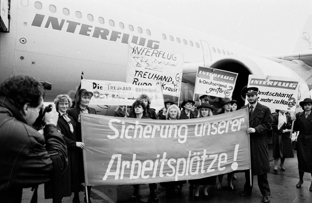 : Interflug Maschine mit Protest nach Bonn Protestplakate vor Abflug in Schönefeld Umschlagnummer: 7241