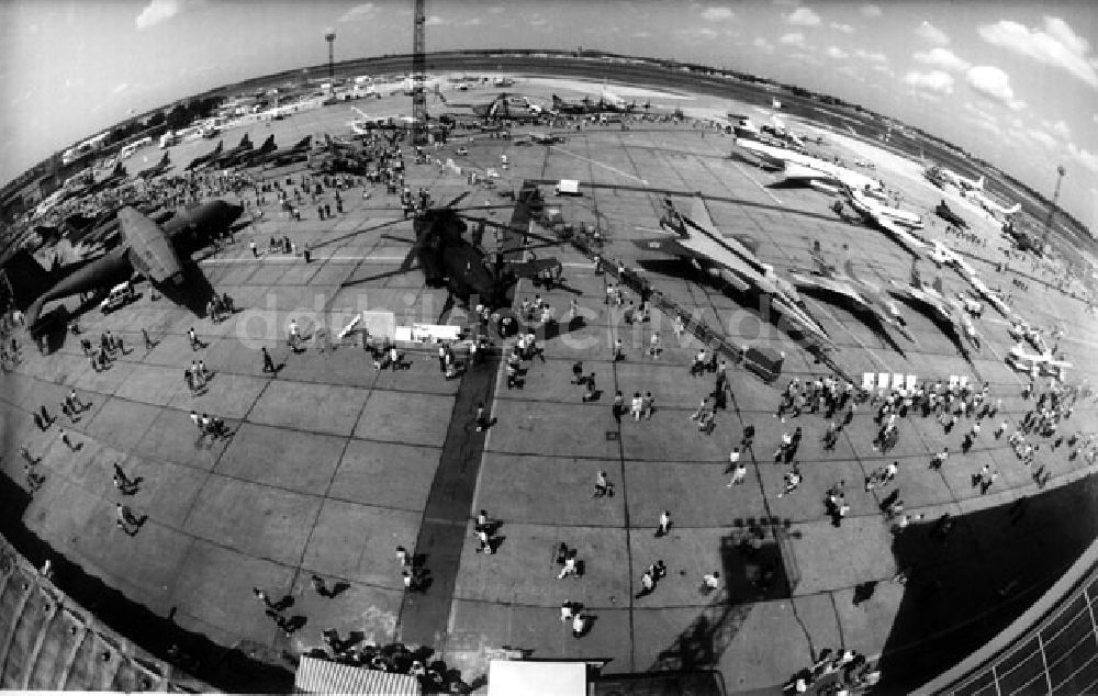 DDR-Bildarchiv: Schönefeld - Internationale Luft- und Raumfahrt-Ausstellung (ILA) auf dem Gelände des Flughafens Berlin-Schönefeld 19.06.1992