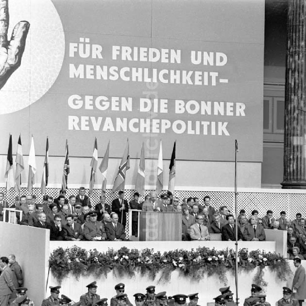 DDR-Bildarchiv: Berlin - Internationaler Gedenktag der Opfer des Faschismus Foto: Schönfeld