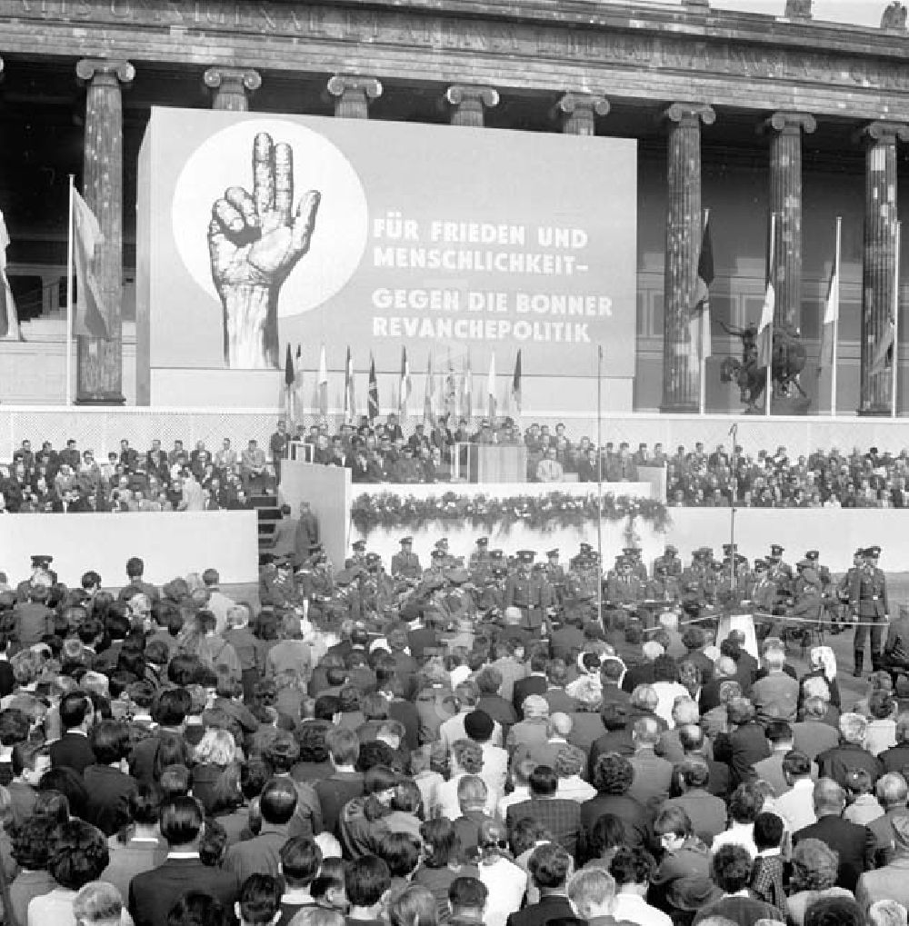 DDR-Bildarchiv: Berlin - Internationaler Gedenktag der Opfer des Faschismus Foto: Schönfeld