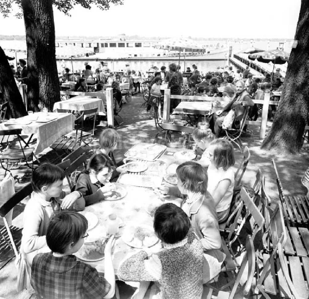 DDR-Bildarchiv: Berlin - Internationaler Kindertag Foto: Schönfeld