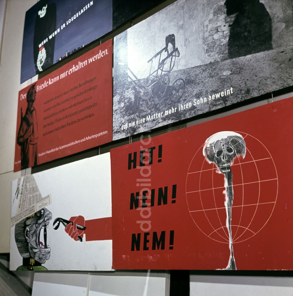 DDR-Bildarchiv: Dresden - IV. Kunstausstellung in Dresden in der DDR