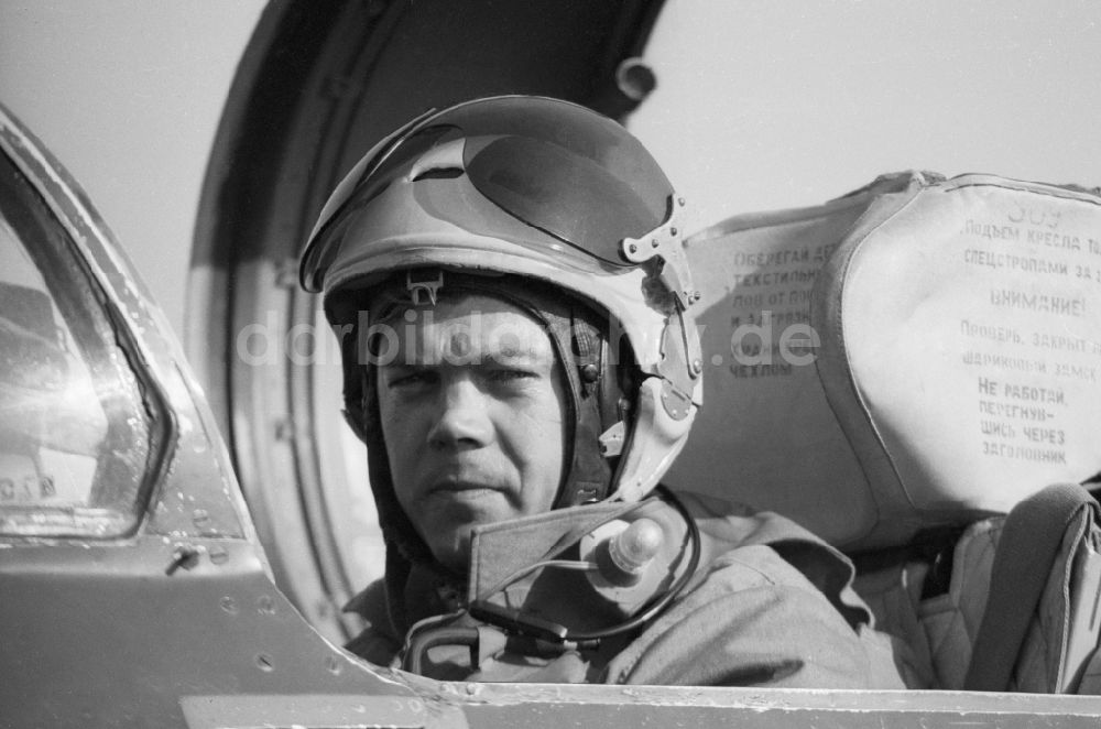 DDR-Fotoarchiv: Peenemünde - Jagdflieger Pilot Major Heinz Kast in Peenemünde in Mecklenburg-Vorpommern in der DDR