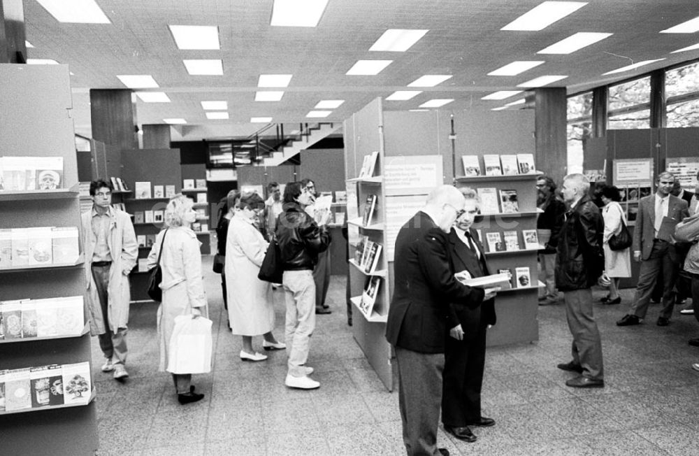 Berlin-Mitte: 65 Jahre Urania-Verlag Ausst. Berlin/Stadtbibliothek 06.10.89 Foto: ND/ Grahn Umschlagnummer: 1179