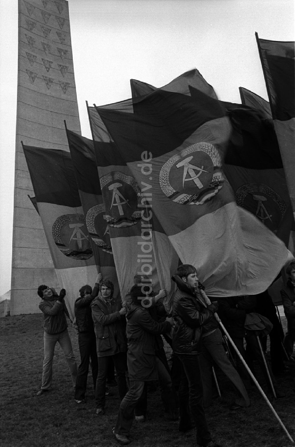 DDR-Fotoarchiv: Sachsenhausen - 35. Jahrestag der Befreiung in Sachsenhausen. Kundgebung. (482)