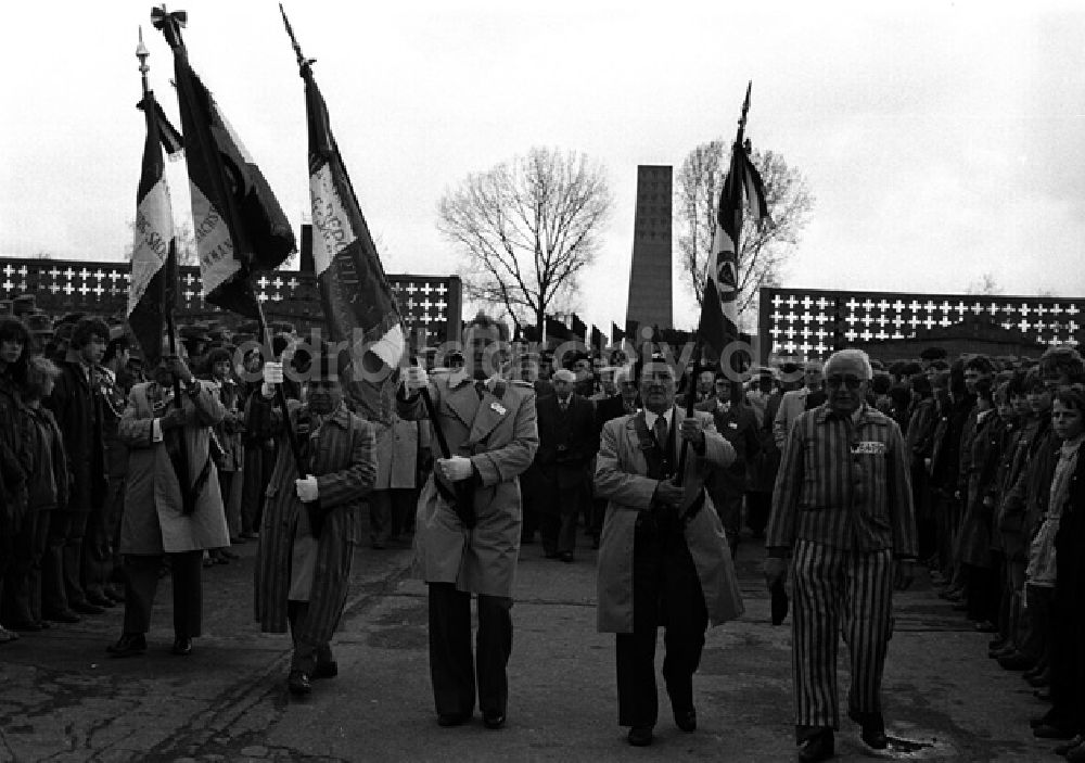 DDR-Bildarchiv: Sachsenhausen - 35. Jahrestag der Befreiung in Sachsenhausen. Kundgebung. (482)