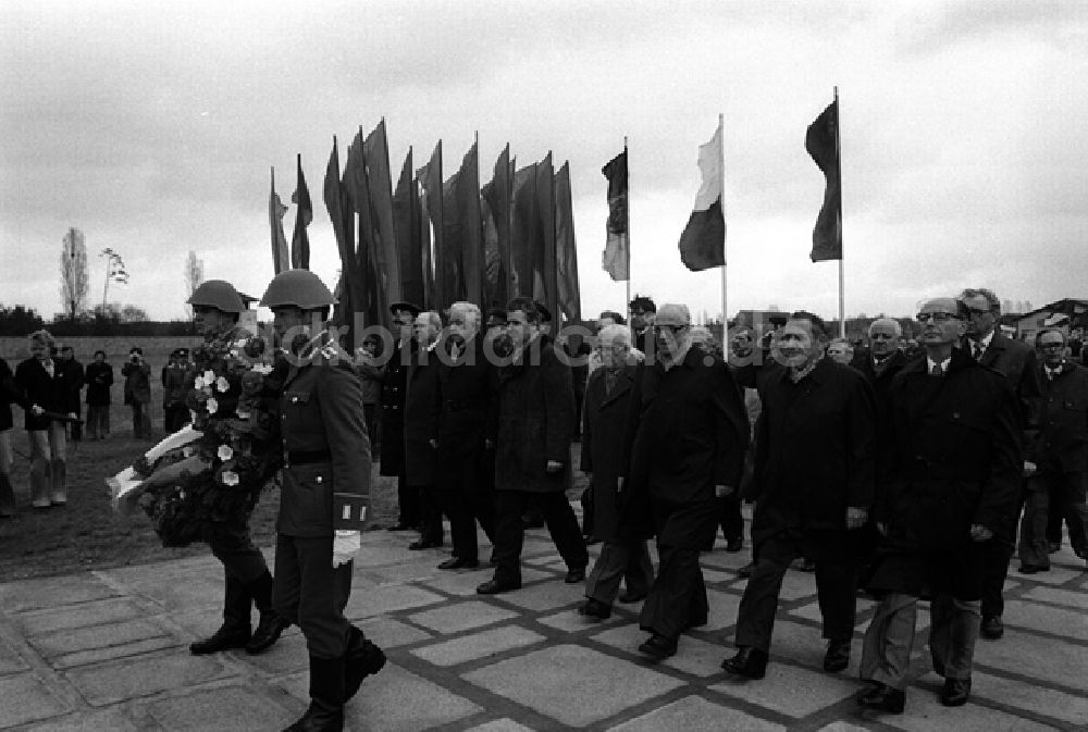 Sachsenhausen: 35. Jahrestag der Befreiung in Sachsenhausen. Kundgebung. (482)