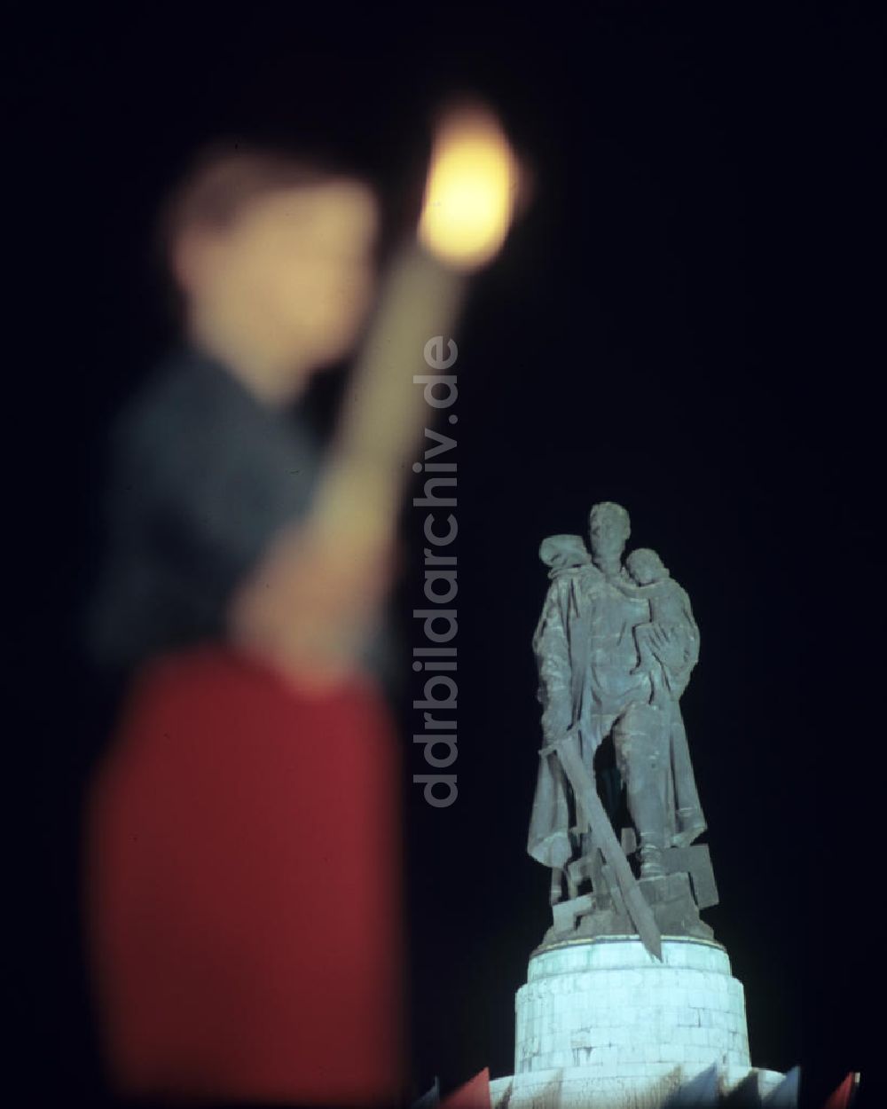 DDR-Fotoarchiv: Berlin - 25. Jahrestag der Befreiung am Sowjetischen Ehrenmal in Berlin-T