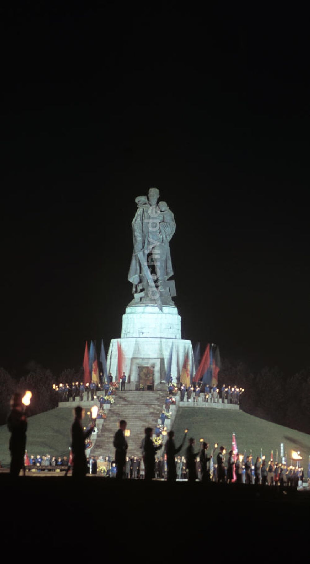 Berlin: 25. Jahrestag der Befreiung am Sowjetischen Ehrenmal in Berlin-T