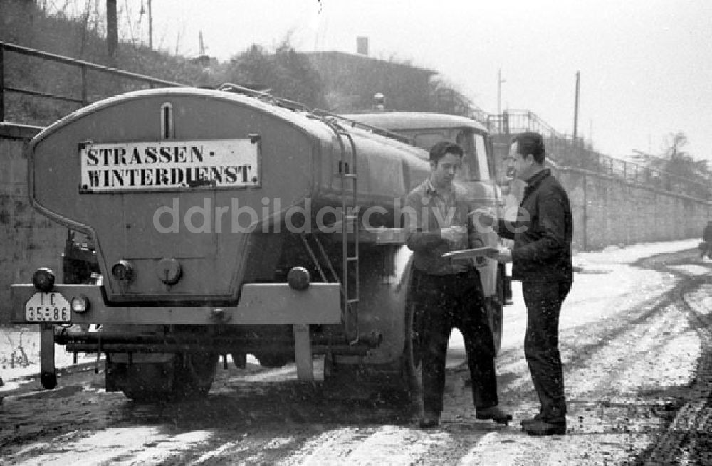 DDR-Bildarchiv: Berlin - Januar 1973 Einsatz von Sprühfahrzeugen in Berlin.