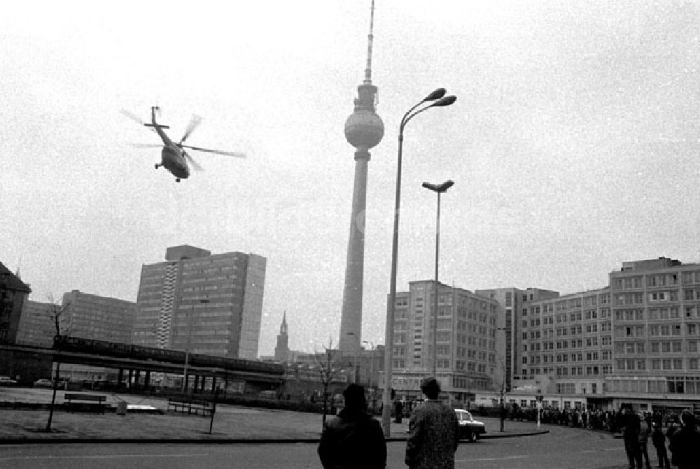 Berlin: Januar 1973 Hubschrauber über dem Alexanderplatz.