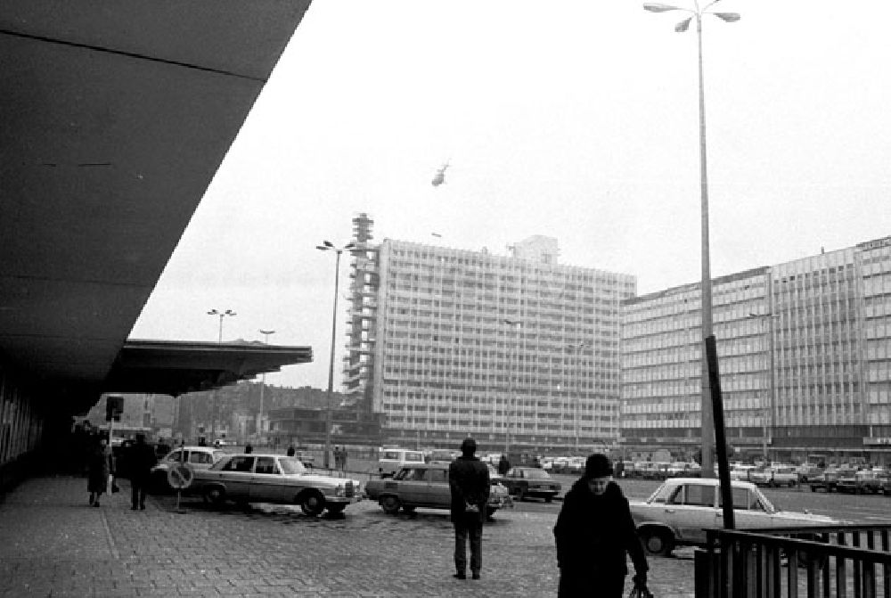 DDR-Fotoarchiv: Berlin - Januar 1973 Hubschrauber über dem Alexanderplatz.
