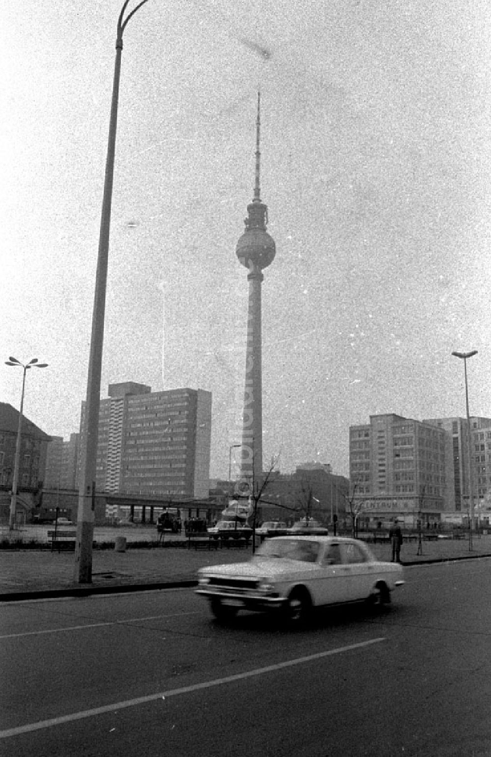 DDR-Bildarchiv: Berlin - Januar 1973 Hubschrauber über dem Alexanderplatz.