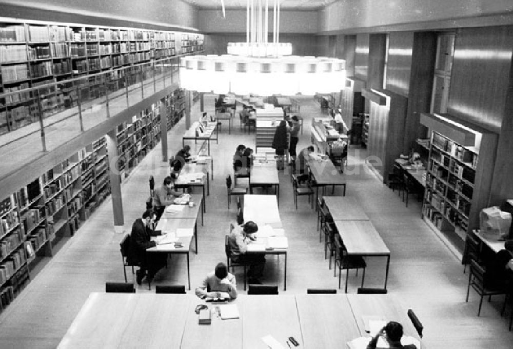 Berlin: Januar 1973 Lesesäle in der Staatsbibliothek Berlin.