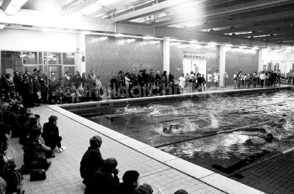 Berlin: Januar 1973 Neue Schwimmhalle in Friedrichshain.