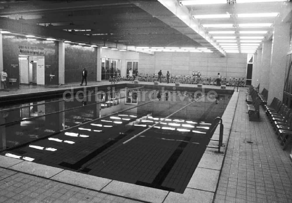 DDR-Fotoarchiv: Berlin - Januar 1973 Neue Schwimmhalle in Friedrichshain.
