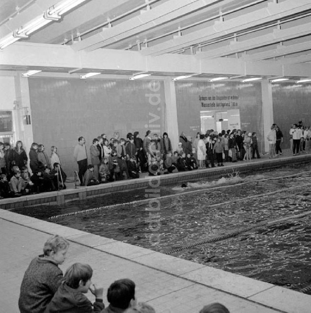 DDR-Bildarchiv: Berlin - Januar 1973 Neue Schwimmhalle in Friedrichshain.