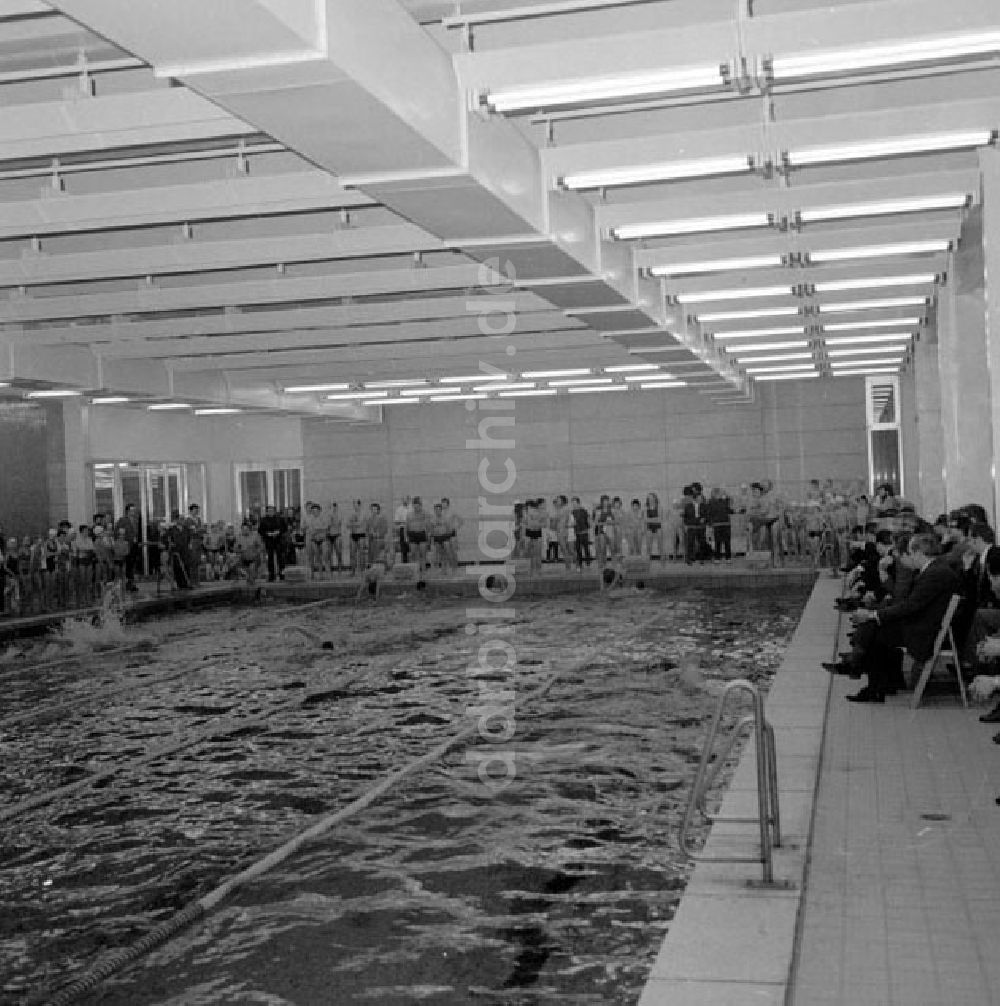 DDR-Fotoarchiv: Berlin - Januar 1973 Neue Schwimmhalle in Friedrichshain.
