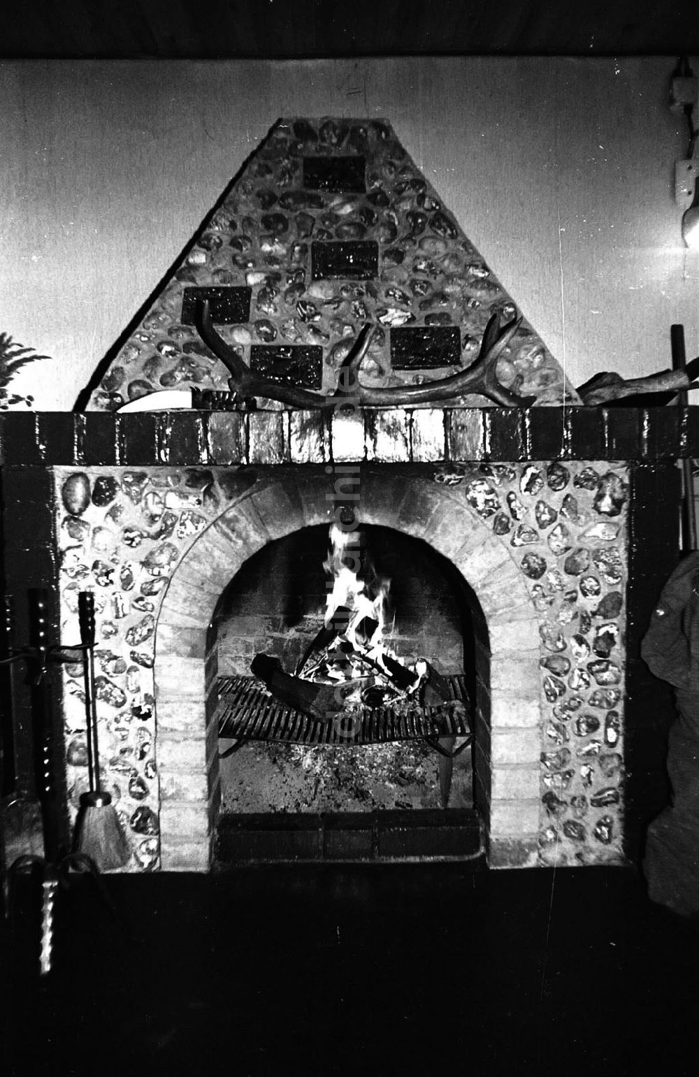 Karlshagen (Mecklenburg-Vorpommern): Januar 1985 Verabschiedung Oberstleutnant Gourklovits Feier in einer Jagdhütte in Karlshagen (Mecklenburg-Vorpommern) - Kamin Foto: Gebser