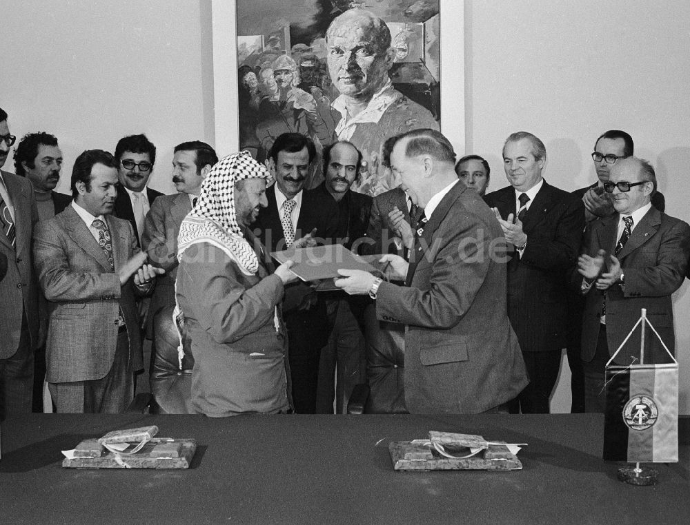 DDR-Fotoarchiv: Berlin - Jassir Arafat (1929 - 2004) zu Gast in Berlin, der ehemaligen Hauptstadt der DDR, Deutsche Demokratische Republik